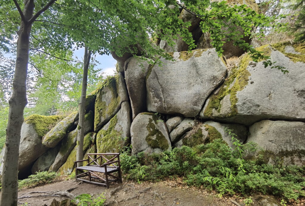 Das Felsenlabyrinth Luisenburg bietet aber auch viele tolle Ecken zum Sitzen im Wald